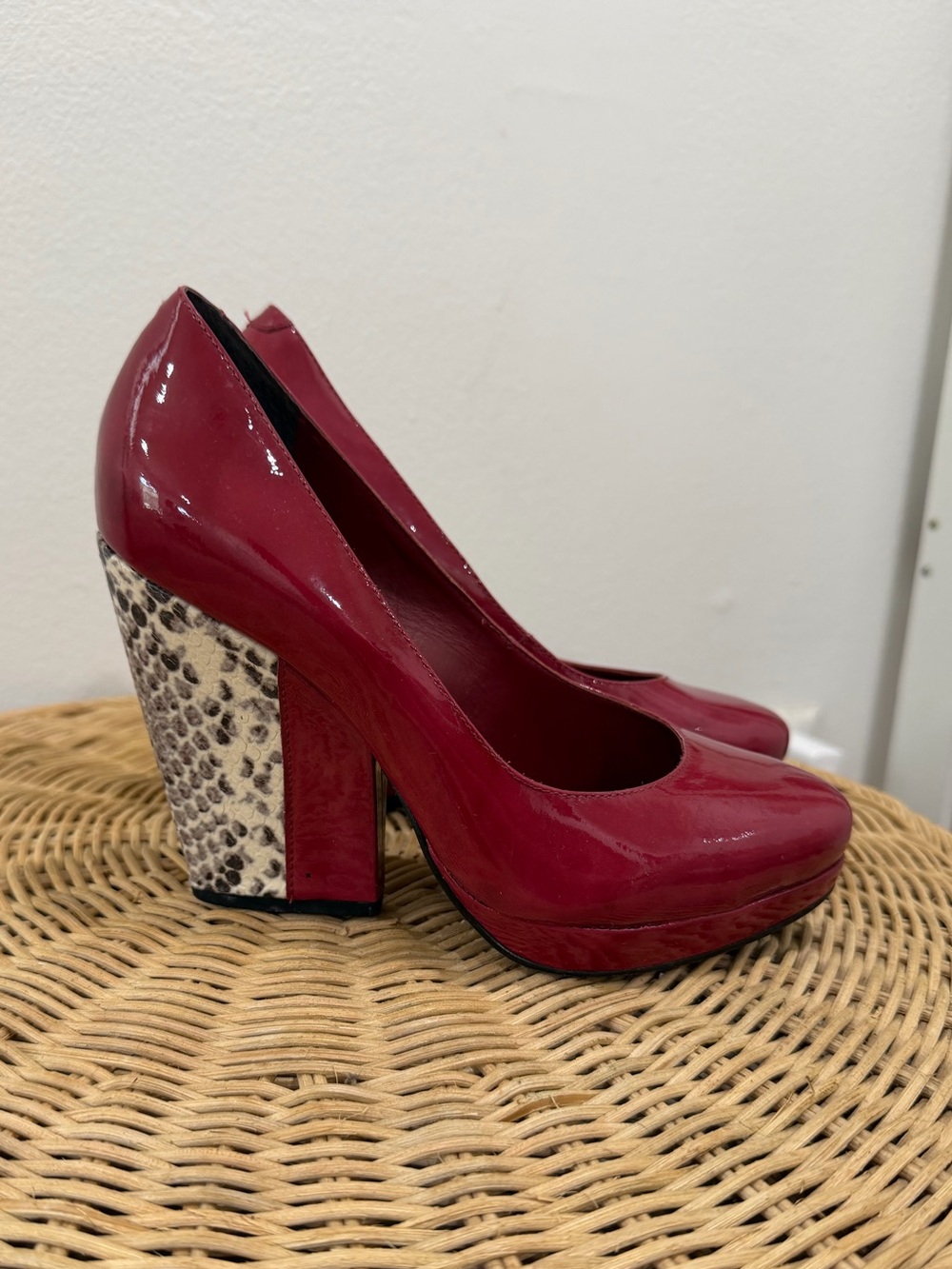 Pour La Victoire Red Patent Leather Snakeskin Heel Pumps Size 6.5